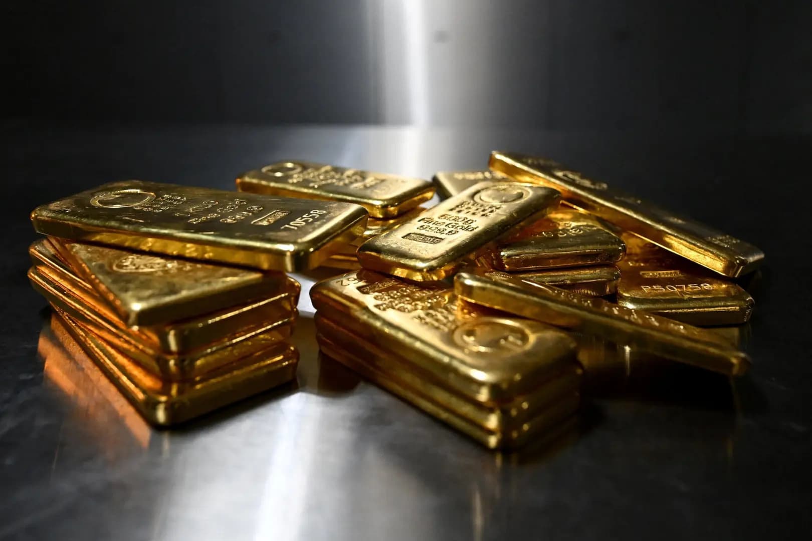 الذهب يصعد 1% مع هبوط النفط والدولار
