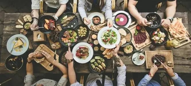 من البراد إلى المائدة... كيف نهدر طعامنا؟