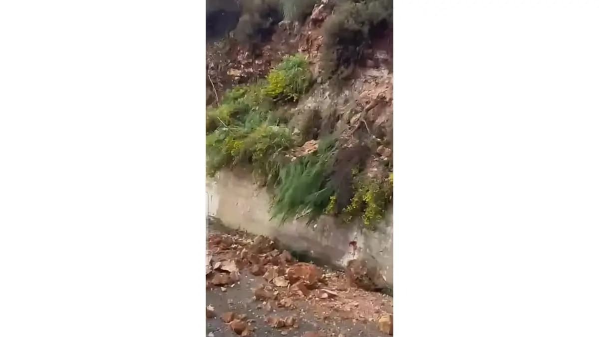 بسبب الأمطار.. انهيار جزء من هذا الجبل وانقطاع جزئي للطريق!