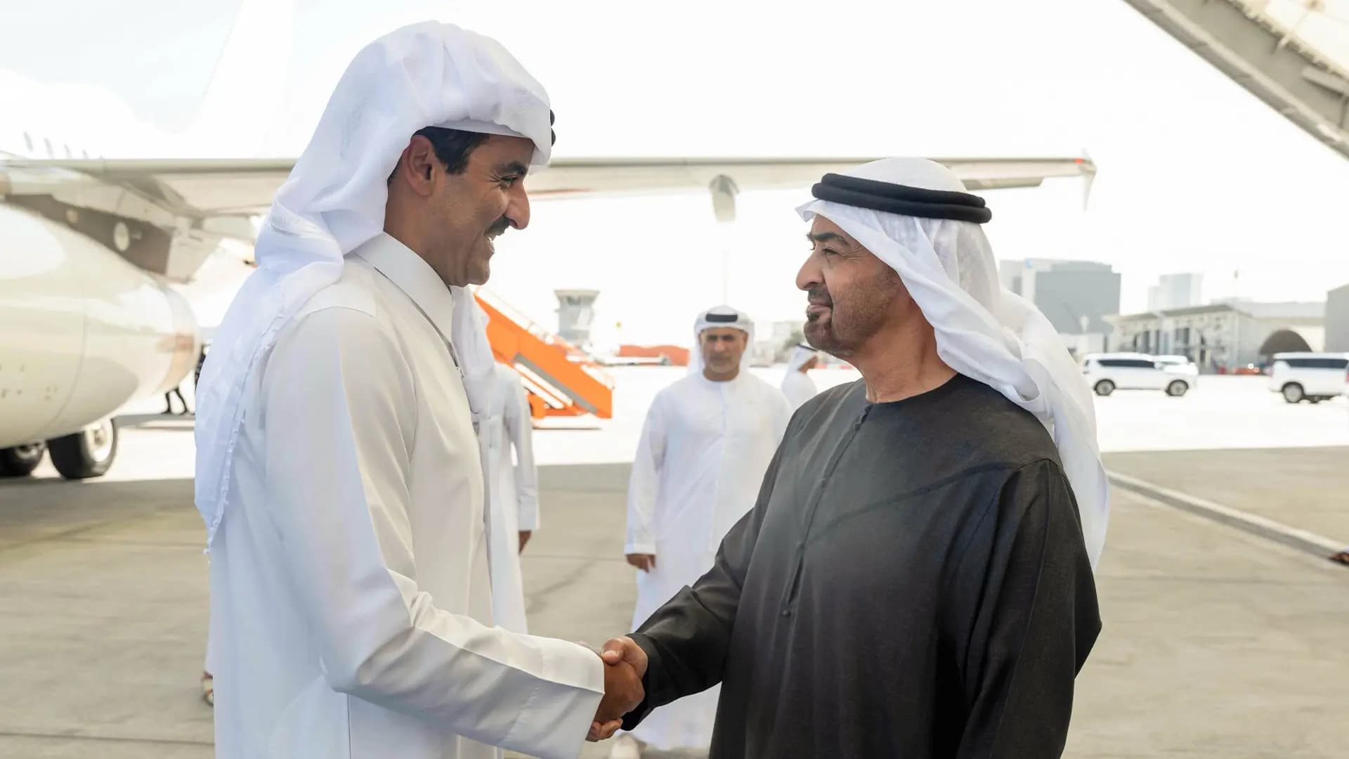 بن زايد وتميم يناقشان العلاقات والأوضاع الإقليمية