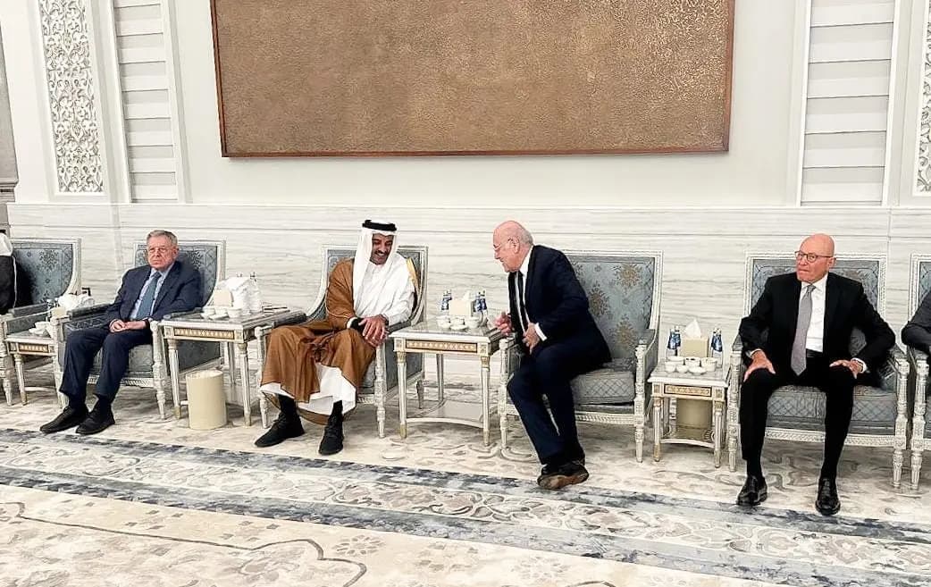 رؤساء الحكومة السابقون يقدمون التعازي بوفاة الشيخ حمد بن خليفة