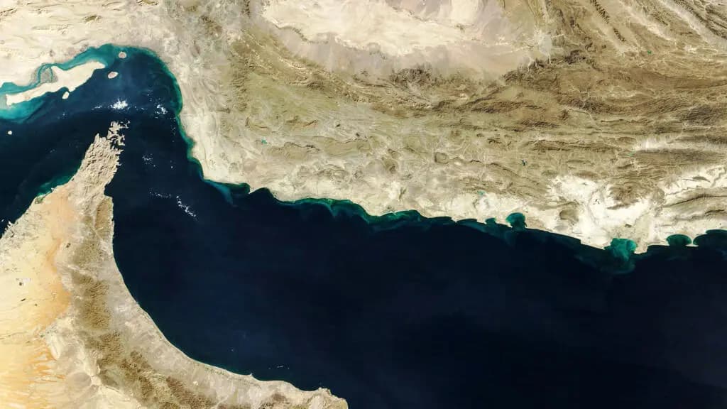 إستئناف الحركة في مضيق هرمز