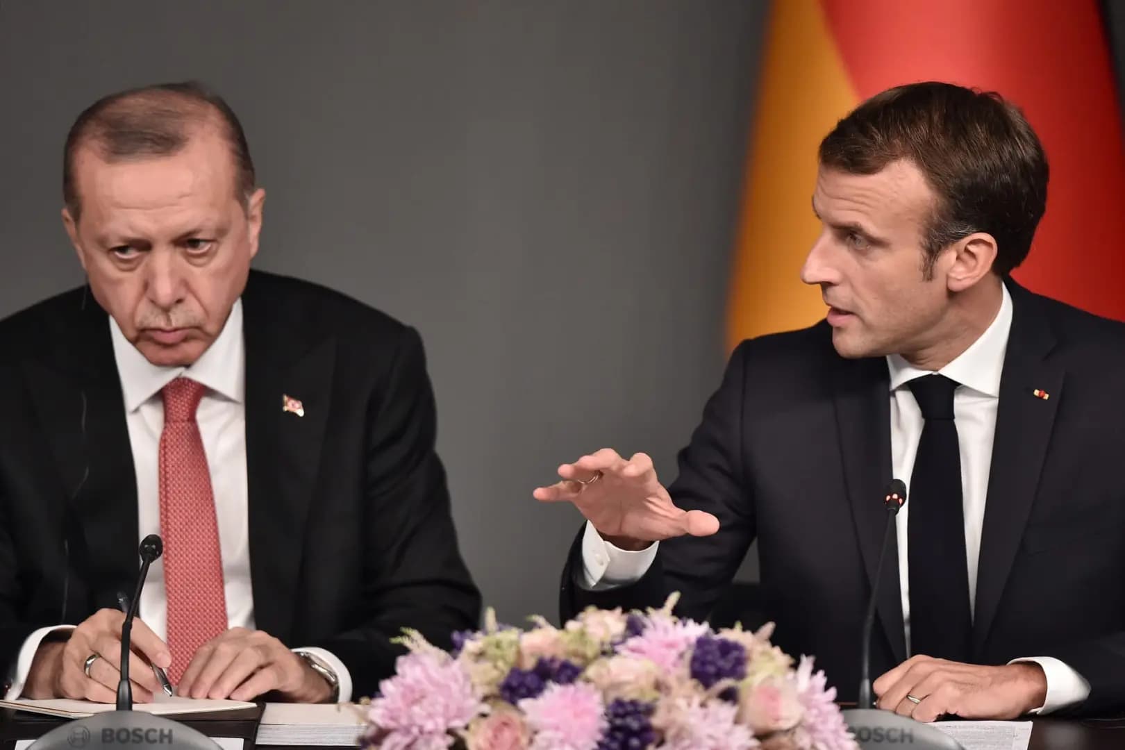 ماكرون في اتصال مع أردوغان: وقف النار يجب أن يشمل لبنان