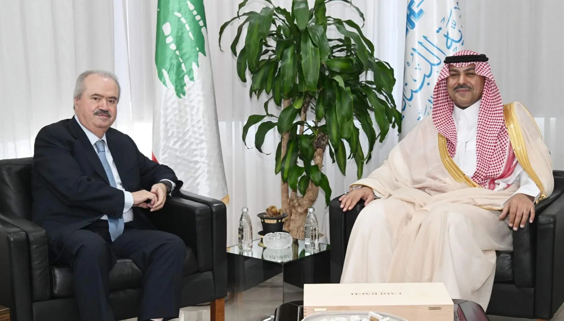 لقاء بين جابر والدوسري.. وتأكيد على عمق العلاقات بين البلدين وسبل تعزيز التعاون