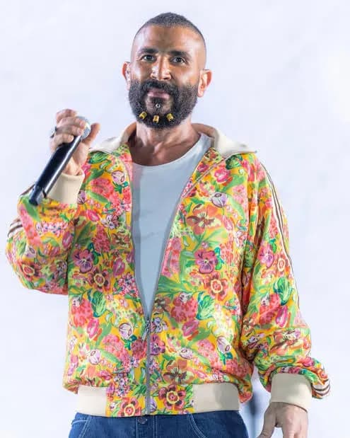 ضفيرة وأقراط و"الناس ما سكتت".. أحمد سعد يعلّق!