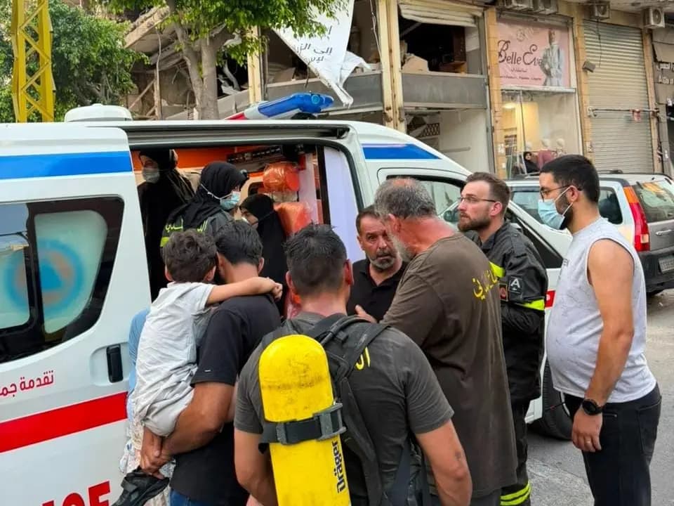 حريق في مبنى من 10 طوابق.. والدفاع المدني يخلي السكان