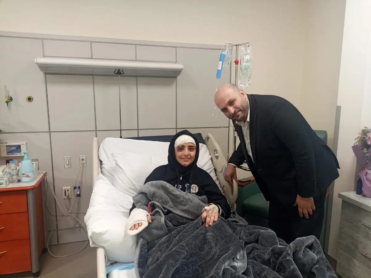 ناصر الدين يزور الجريحة فرج في المستشفى
