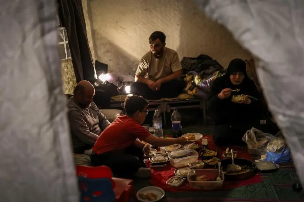 لمصلحةِ مَن تحويل بعض أماكن النازحين إلى قنابلَ موقوتةٍ تنفجر داخليًّا؟