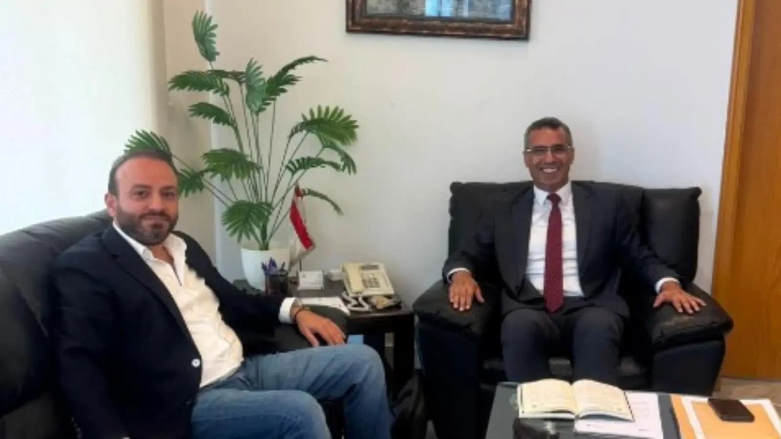 وزير الزراعة يلتقي نقيب البيطريين