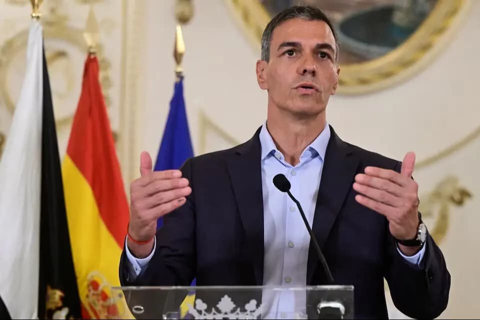 سانتشيث يتهم روسيا وإسرائيل بالتضليل