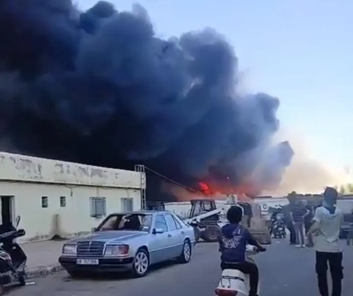 حريق يشتعل في سوق خضار.. والجهود تتكثف لمنع تمدّده