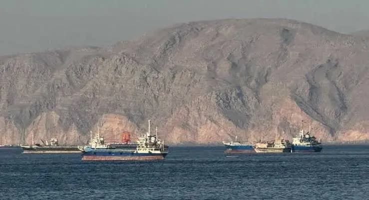 ناقلة تتعرض لمقذوف مجهول