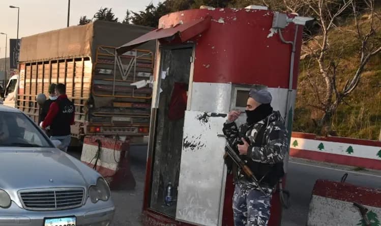 بعد الاشتباه بهما.. توقيف شخصين على حاجز ضهر البيدر