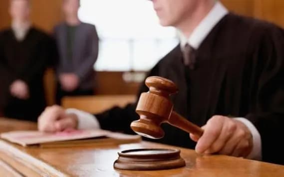 اجتهادٌ قضائيٌّ غيرُ مسبوق… حمايةُ طفلةٍ استغلَّها والدُها للسرقةِ وإحالتُه إلى الجنايات