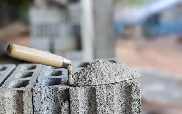 الخوري يحدد سعر الإسمنت.. ويفتح باب الاستيراد