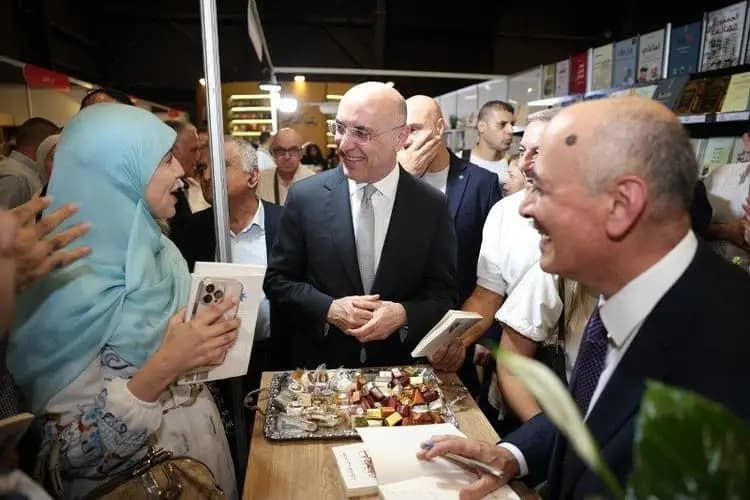 الحجار يزور معرض بيروت الدولي للكتاب