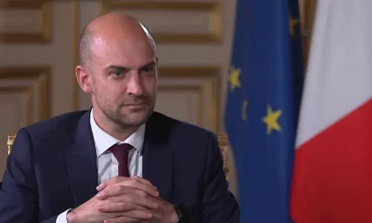بارو: لا تساهل مع طهران طالما مضيق هرمز مغلق