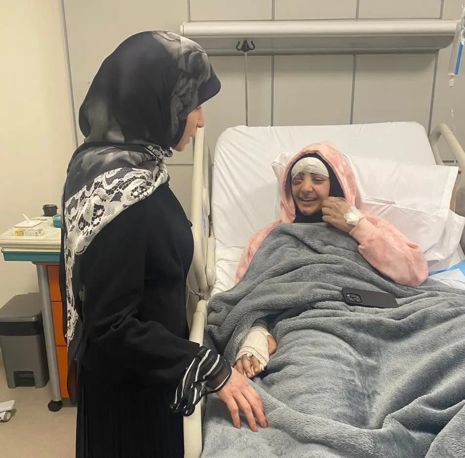 "على الحكومة ملاحقة العدو لمحاسبته".. عز الدين تزور الجريحة "فرج"