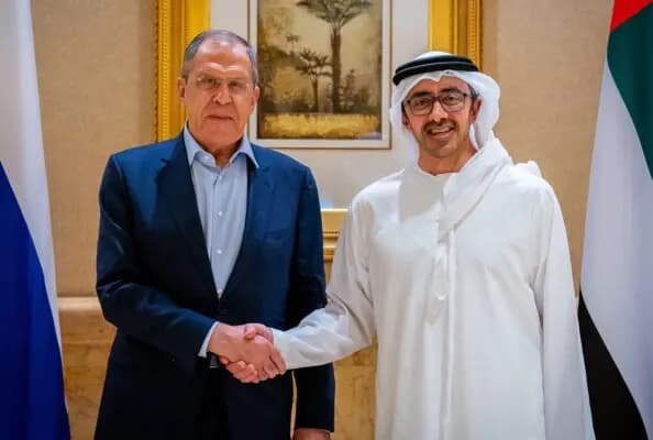 "بن زايد" ولافروف يبحثان تعزيز الاستقرار