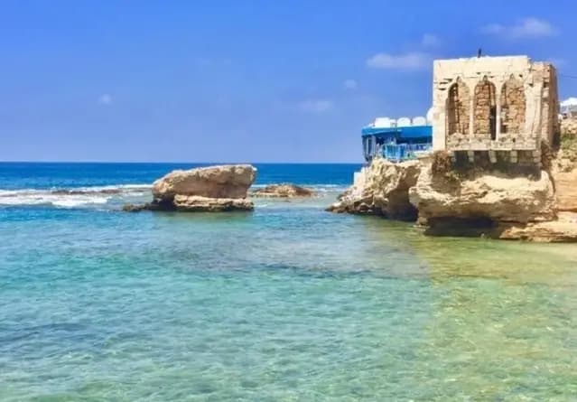 العاصفة تغرق زورقا في البترون!