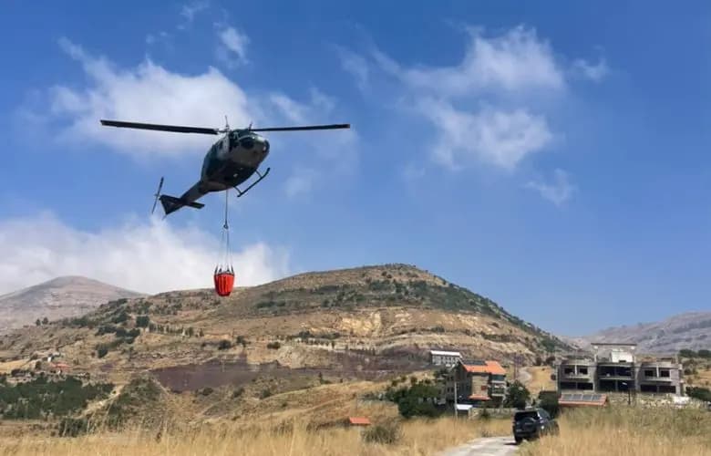 طوافات الجيش تشارك في إخماد حرائق حربتا وتنورين