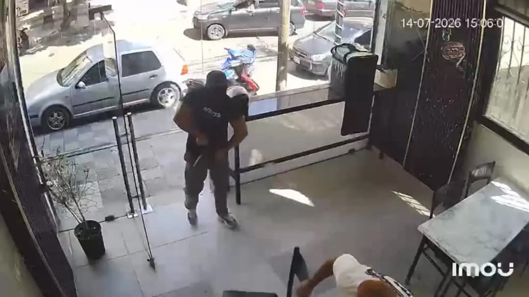 في صيدا.. ملثمون يقتحمون "سناك" ويهـ.ـددون صاحبه!