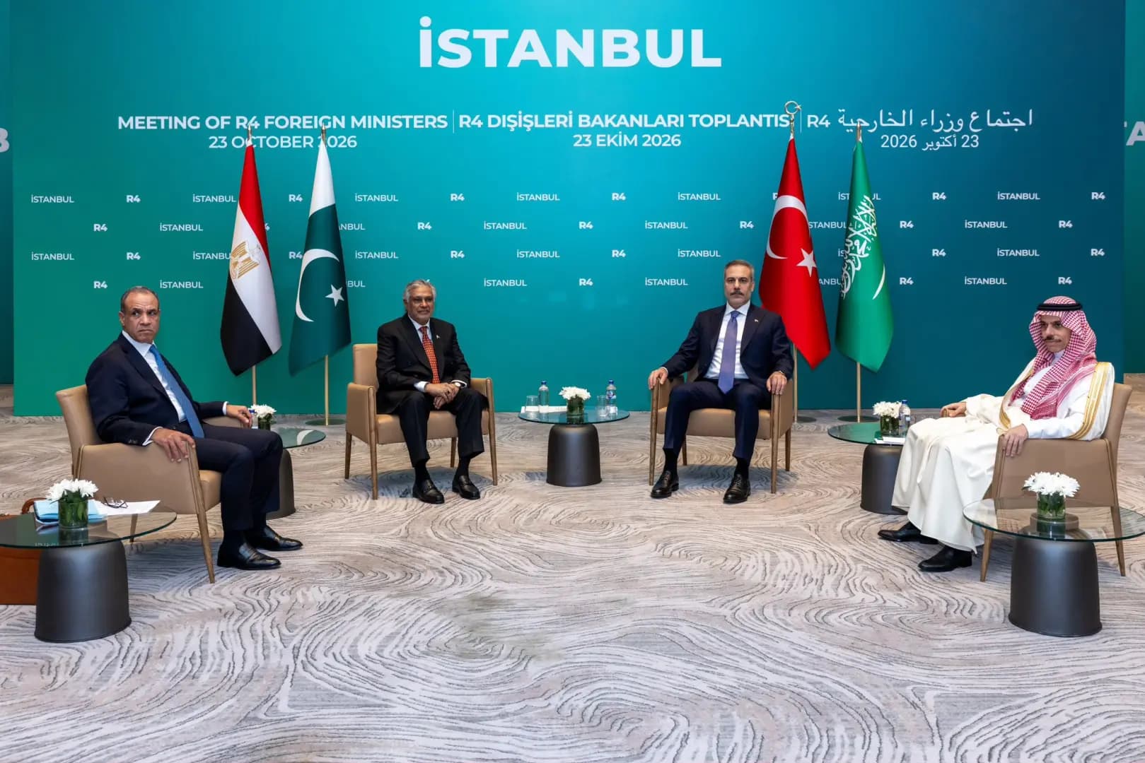 قمةُ إسطنبول الرباعيةُ تعيدُ رسمَ خيوطِ المنطقةِ وأولوياتِها