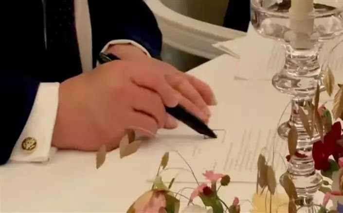 ترامب يوقع مذكرة التفاهم