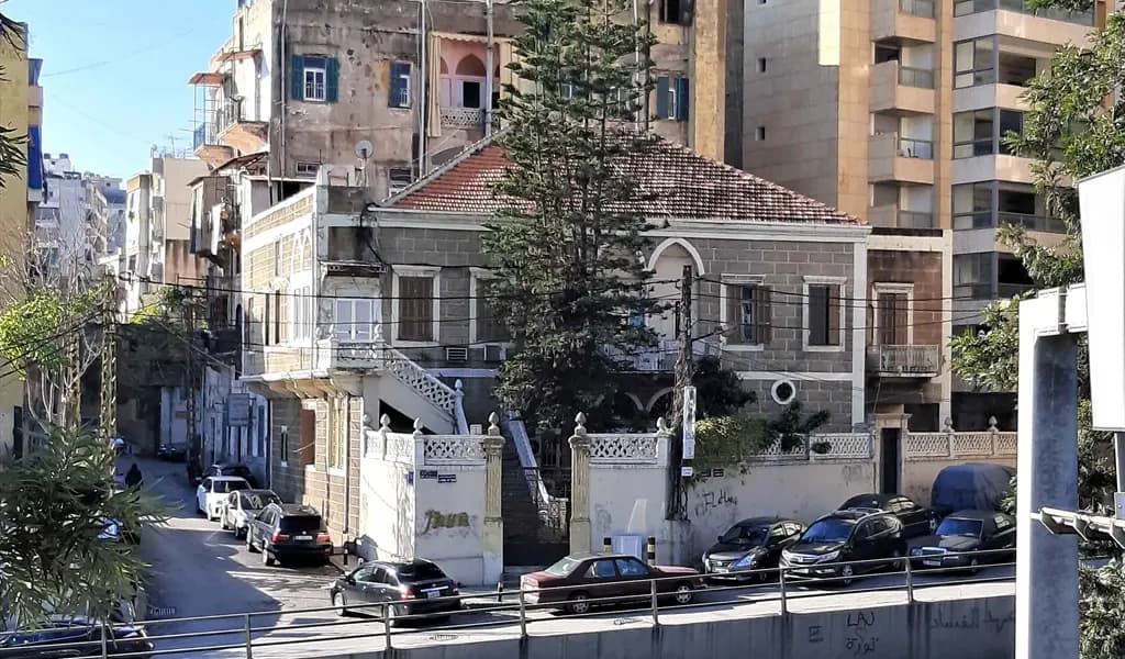 غارة تستهدف زقاق البلاط