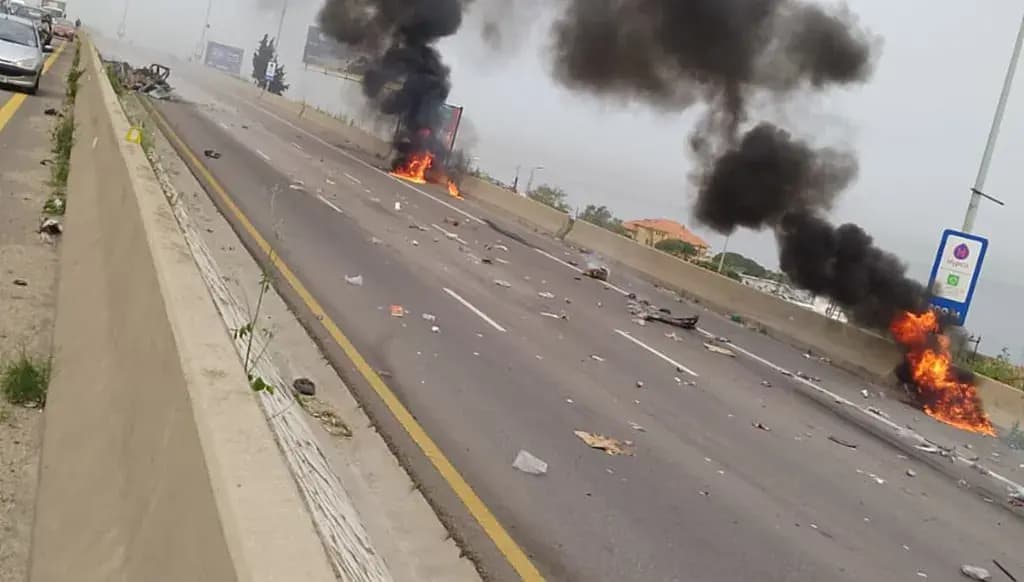 بالصور.. استـ.ـهداف سيارة على طريق السعديات