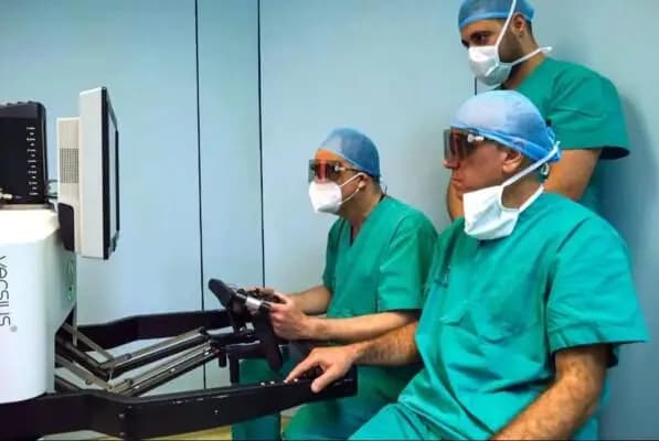 في "أوتيل ديو".. "روبوت" يجري عملية جراحية!