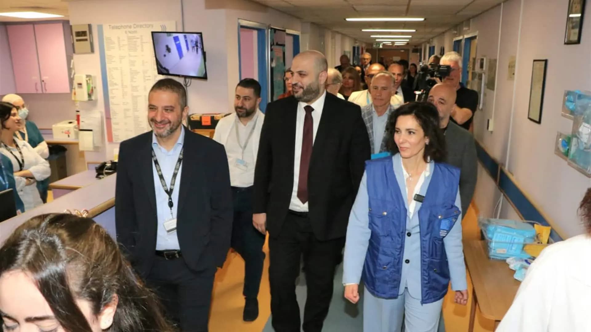 برفقة وزير الصحة.. لحبيب تجول على الأطفال الجرحى في مستشفى الجامعة الأميركية