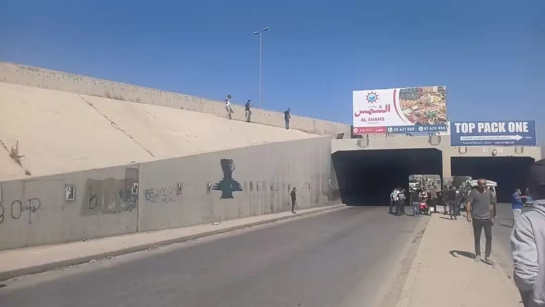 سقط من أعلى الجسر.. ماذا حدث على الأوتوستراد العربي؟