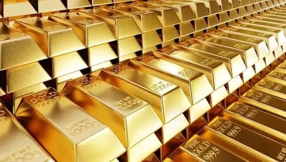 الذهب يتراجع بعد قمة ٣ أشهر