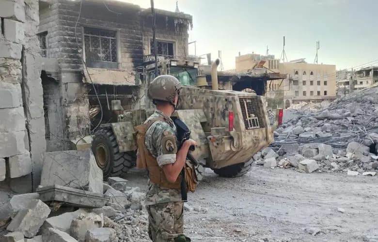 بالصور.. الجيش يواصل تنفيذ مهماته في المناطق المتضررة