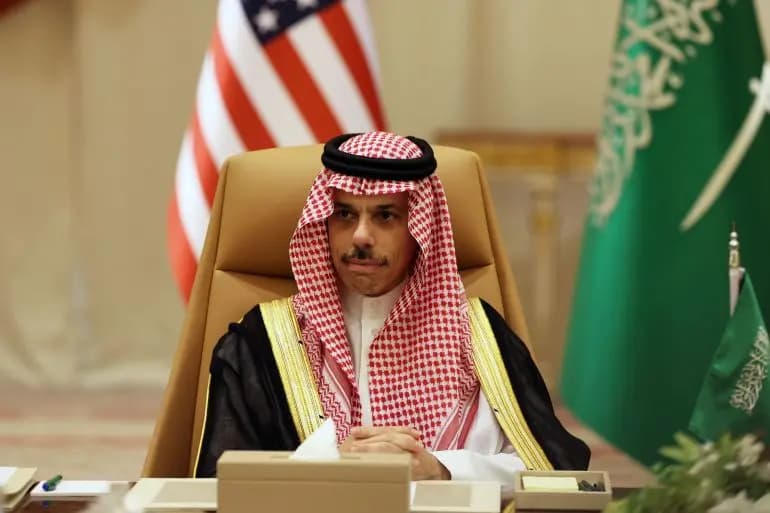 اتصال هاتفي بين بن فرحان ودار.. هذا ما جرى بحثه