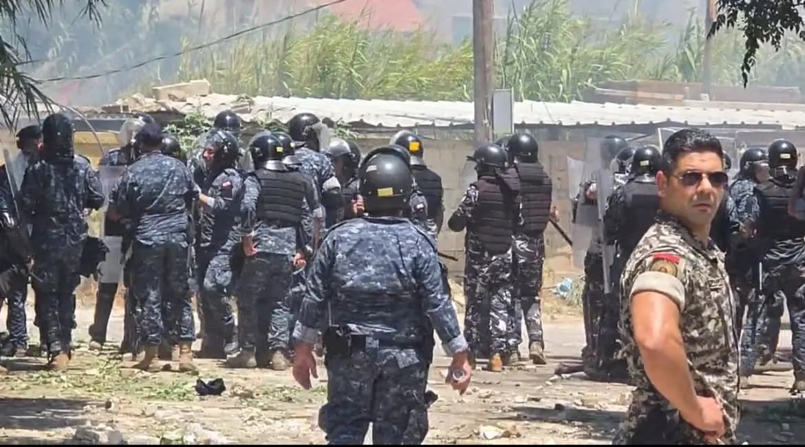 بالصور.. توتر أمني بين الأهالي والقوى الأمنية في الميناء