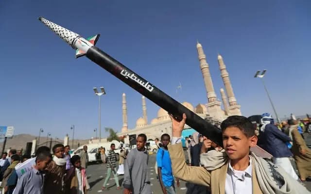 اليمن يدخل المعـ.ركة باليـ.ستيا: قصـ.فنا إسرائيل بالتزامن مع إيران وحـ.زب اللـ.ه