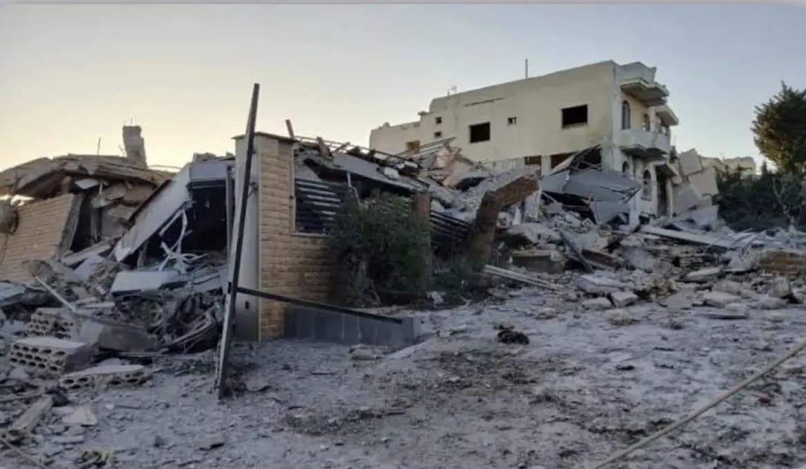 في دير الزهراني.. الغارات تطال جامع البلدة