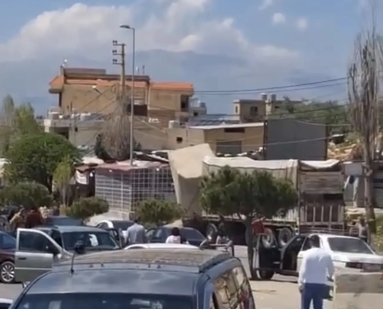 تدهور شاحنة عند طريق المصنع.. وإصابة السائق