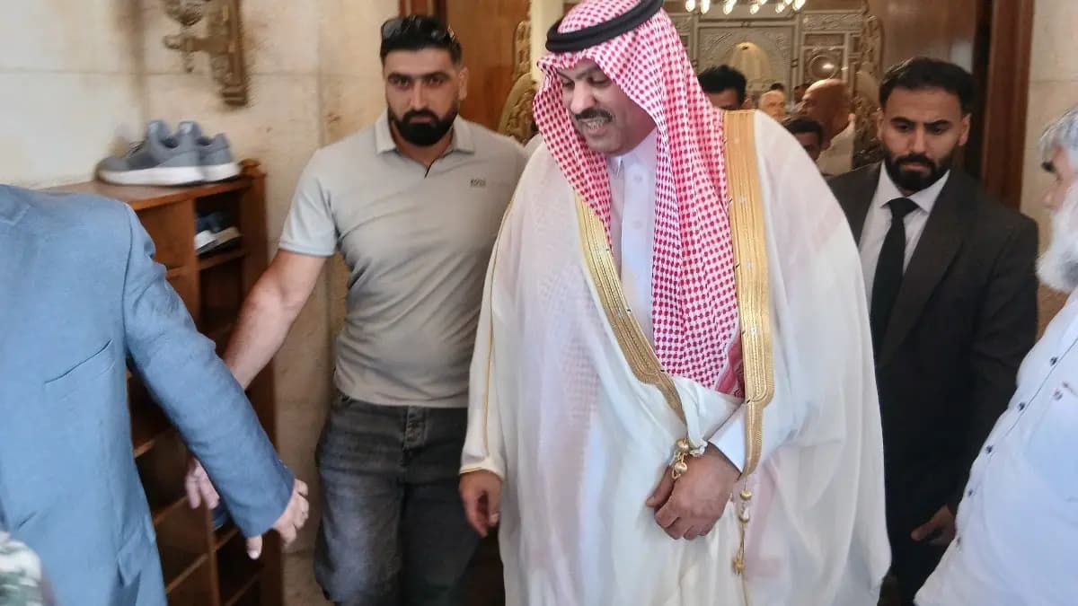 السفير السعودي يؤدي صلاة الجمعة في طرابلس