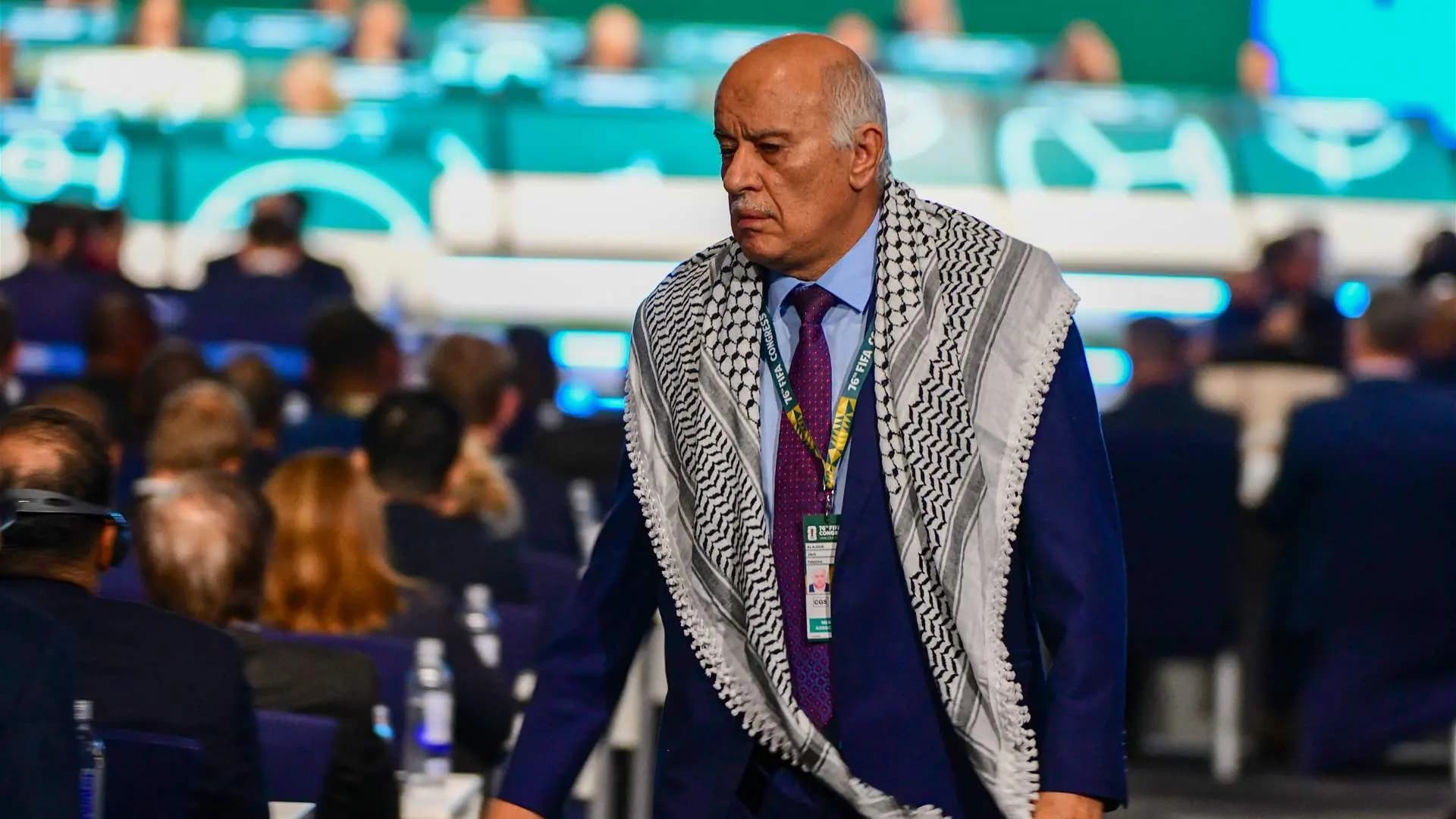 كيف أصافح مثل هذا الشخص؟.. الرجوب يرفض صورة مع ممثل إسرائيل في "فيفا"