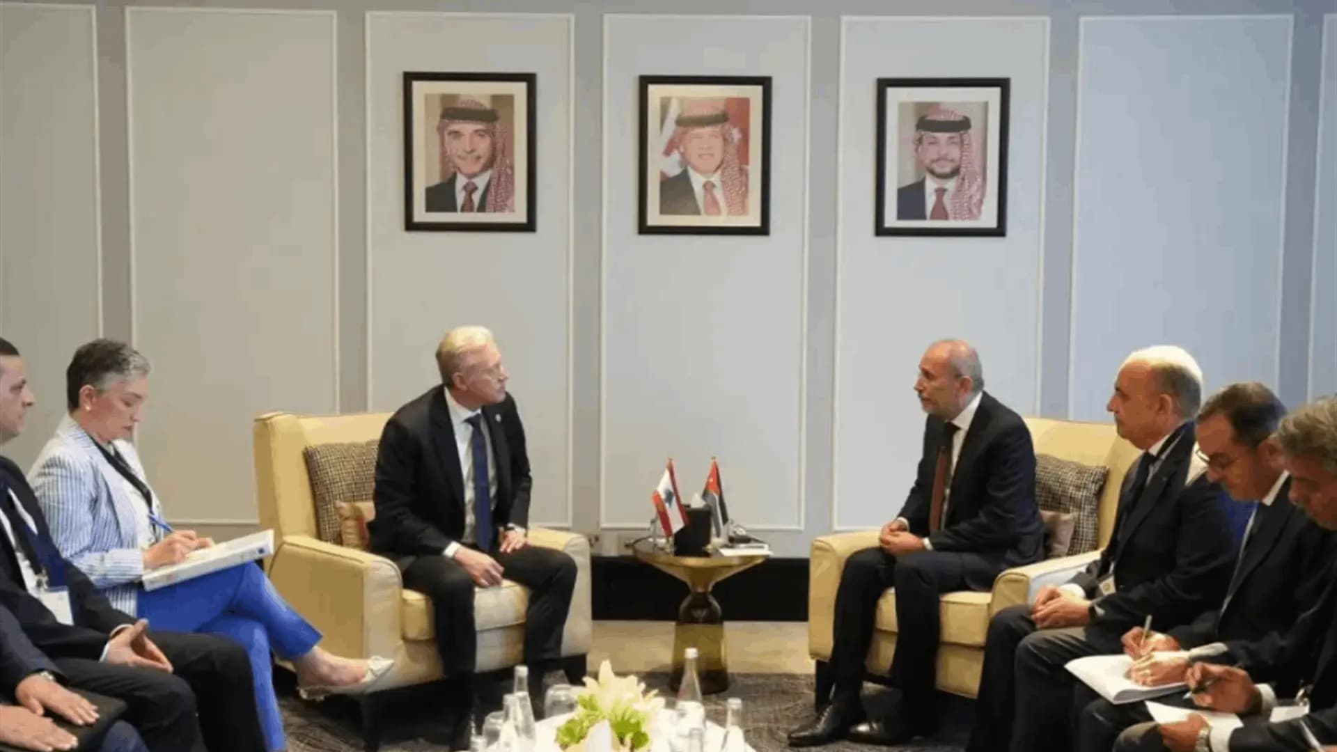 رجي يلتقي نظيريه الأردني والمصري في عمان: لبنان متمسك بالمسار التفاوضي