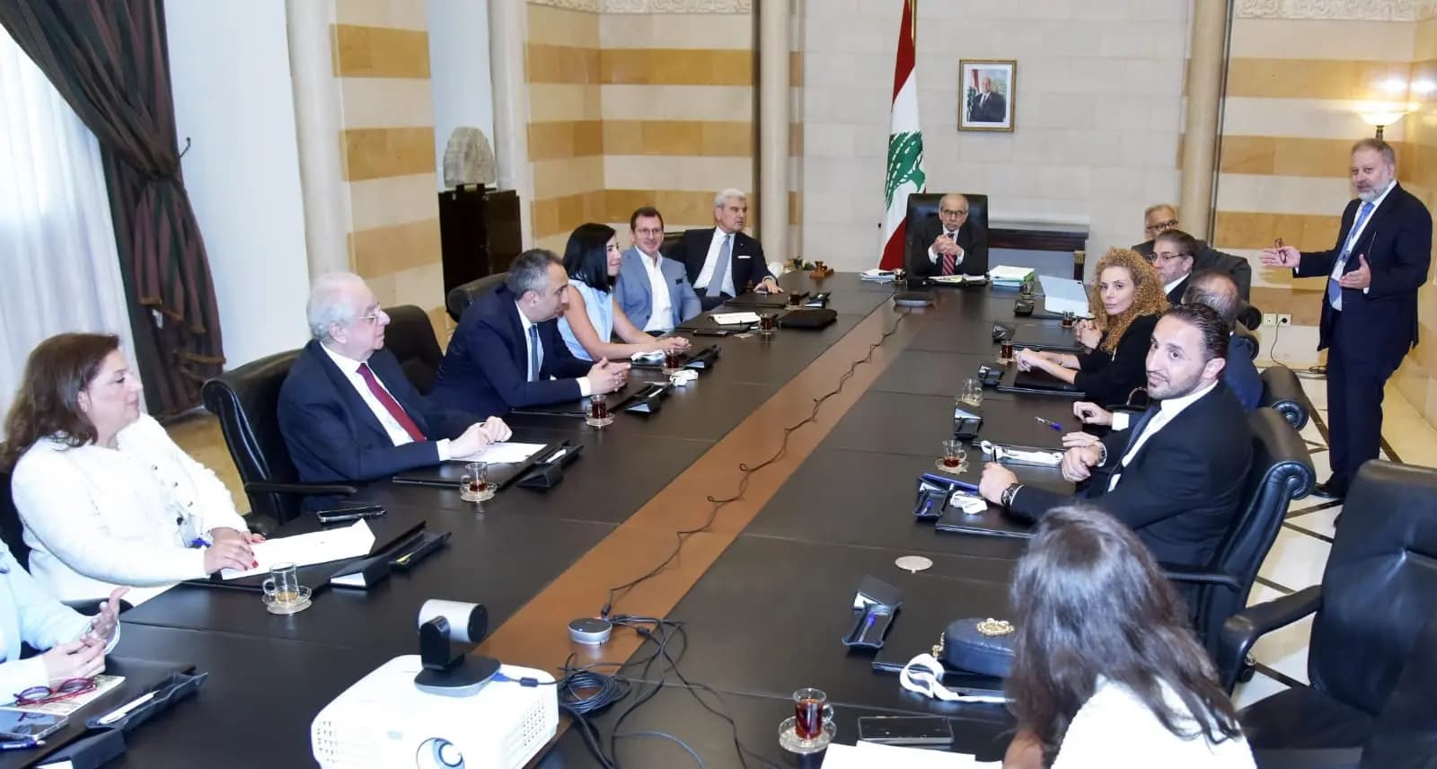 "الشباك الواحد" يحول السراي الحكومي لخلية نحل!