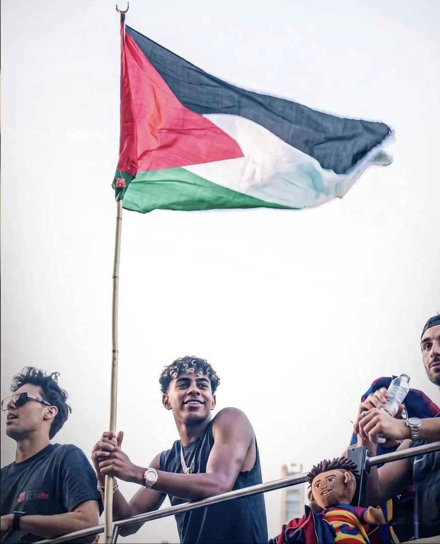 نجم برشلونة يثير الجدل برفعه علم فلسطين في احتفالات التتويج