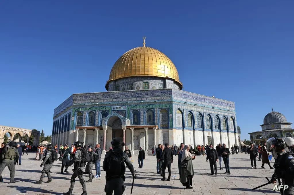 الشرطة الإسرائيلية تعتدي على المصلين في الأقصى!