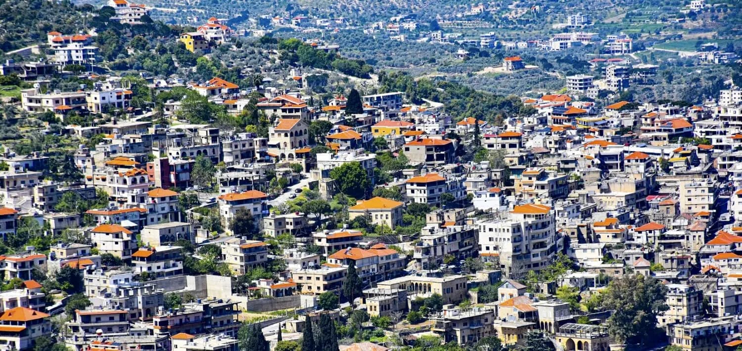 في الجنوب… طفلة مرمية على جانب الطريق