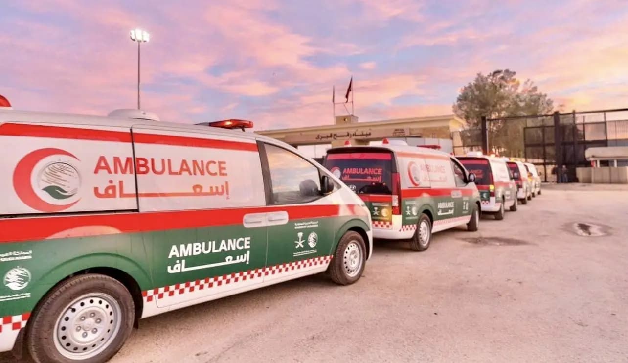 هبة من المملكة.. 14 سيارة إسعاف تصل إلى غزة