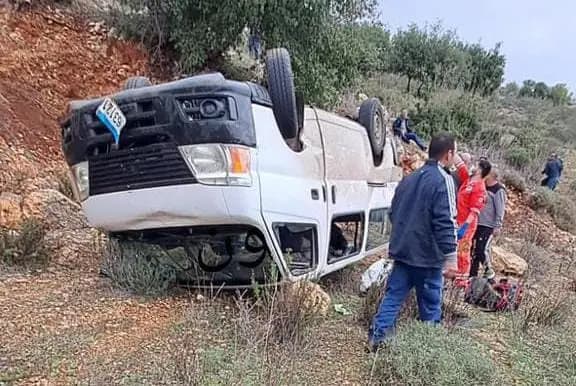 بعد القصف المعادي… باص للركاب ينقلب