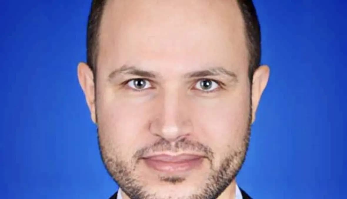 الكيان يستهدف شاعرًا فلسطينيًّا بارزًا